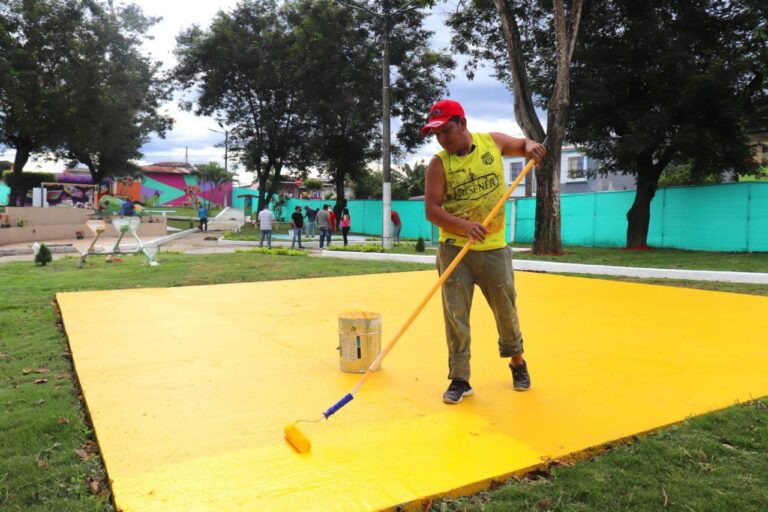 Realizan reparación integral de parque en la 7 de Octubre