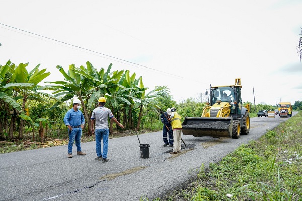 Prefectura de Los Ríos ejecuta mantenimiento vial en Mocache