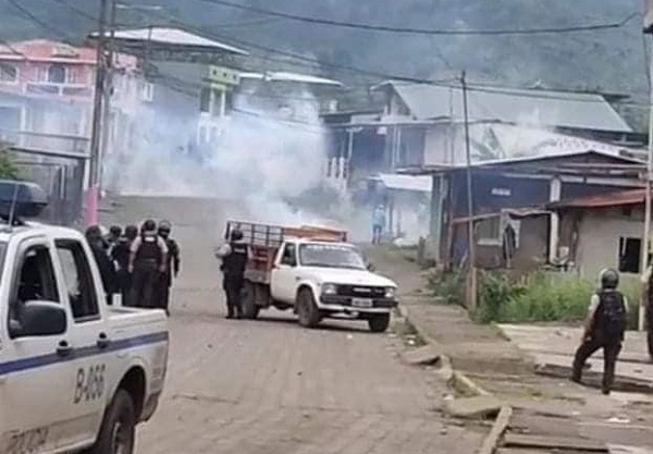 Rechazo a minería provoca enfrentamiento entre policías y ciudadanos en el cantón Las Naves