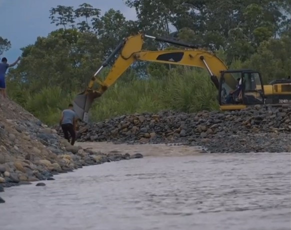 Maquinaria de la Prefectura de Los Ríos Realizan encauce del río Umbe y protección de puente