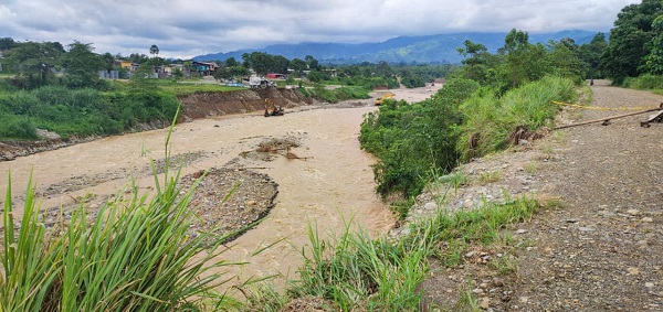 Prefectura de Los Ríos trabaja con maquinaria pesada para encauzar el río en Montalvo