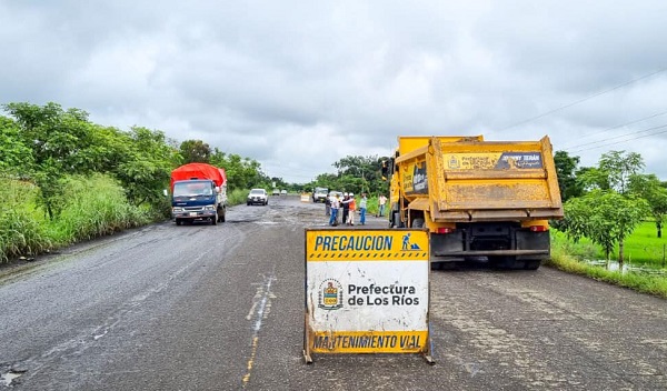 Prefectura de Los Ríos trabaja en la colocación de material pétreo en la vía Baba – Rosa de Oro