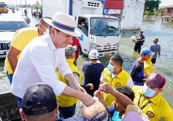 Prefecto de Los Ríos entrega kit de alimentos a personas afectadas por las inundaciones en Babahoyo