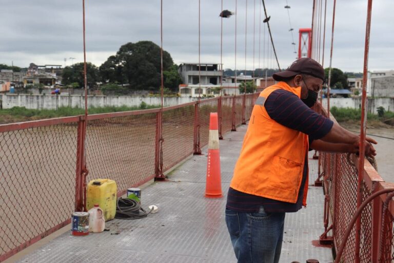 Puente peatonal que estaba deteriorado recibe mantenimiento