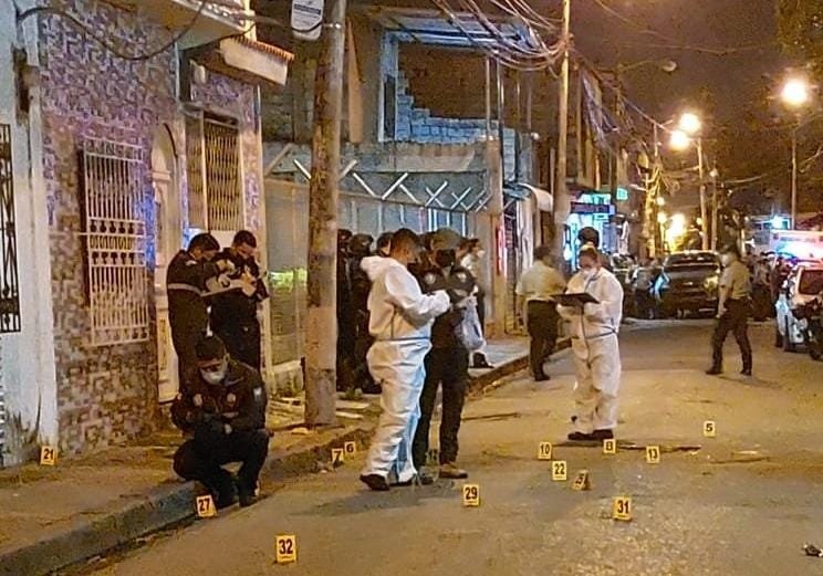 Guayaquil: Sicarios con fusil ‘repartieron balas’ en el exterior de una casa, asesinaron a 7 personas