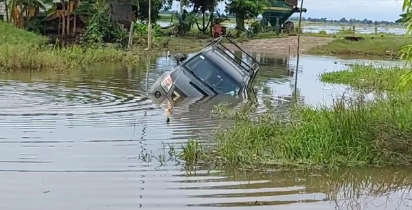 Conductor casi se ahoga al quedar su camioneta atrapada en el fango y agua