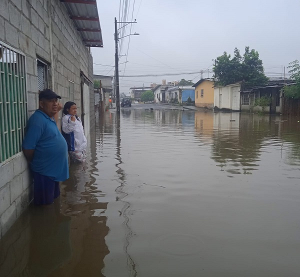 Torrencial aguacero causó inundaciones y temor en sectores de Quevedo