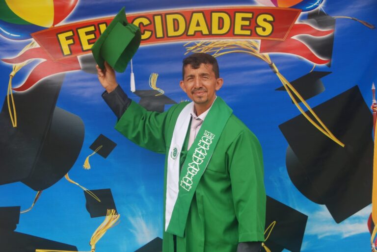 A sus 49 años, Galo Barzola se graduó con los altos honores y es un ejemplo de superación