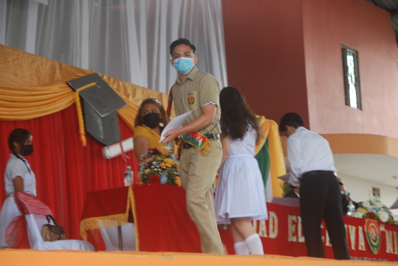 Estudiantes recibieron Diploma de titulación y volvieron a vestir el uniforme 