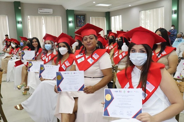 Mujeres emprendedoras recibieron su título de preparación en Quevedo