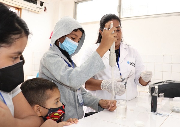 Babahoyo: En talleres municipales, niños y niñas aprendieron sobre la importancia del agua y medio ambiente