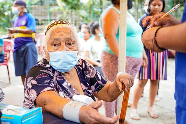 Familias del recinto Puerto Real recibieron atención en la clínica móvil de la Prefectura de Los Ríos