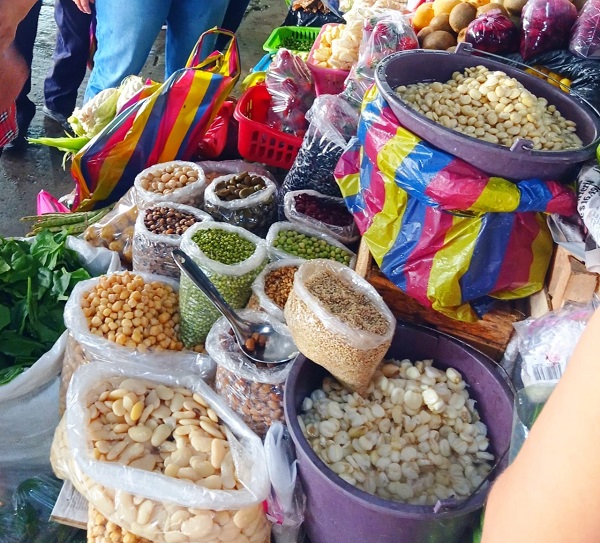 Insumos para la fanesca, plato típico en Semana Santa