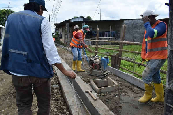 Baba sigue creciendo en obras, continúa la construcción de aceras y bordillos