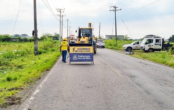 Carretera Babahoyo – Cruce de Chilintomo- Pueblonuevo recibió mantenimiento por la Prefectura de Los Ríos