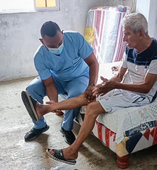 En Babahoyo, la Prefectura de Los Ríos lleva atención medica domiciliaria