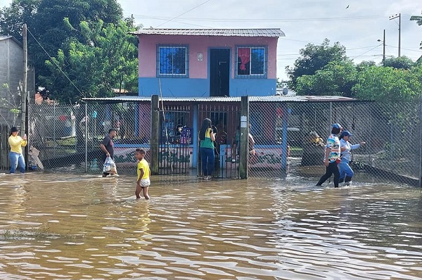 Valencia: Familias afectadas por desbordamiento del Río Chila reciben ayuda