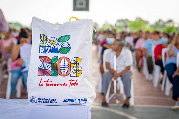 Prefectura de Los Ríos entrega kits a familias en el cantón Baba