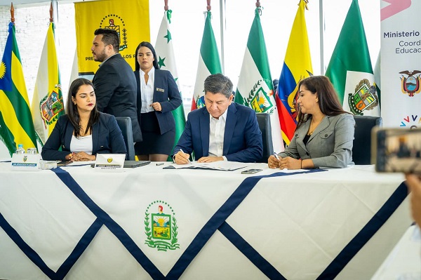 Prefectura de Los Ríos firma convenio con el Ministerio de Educación