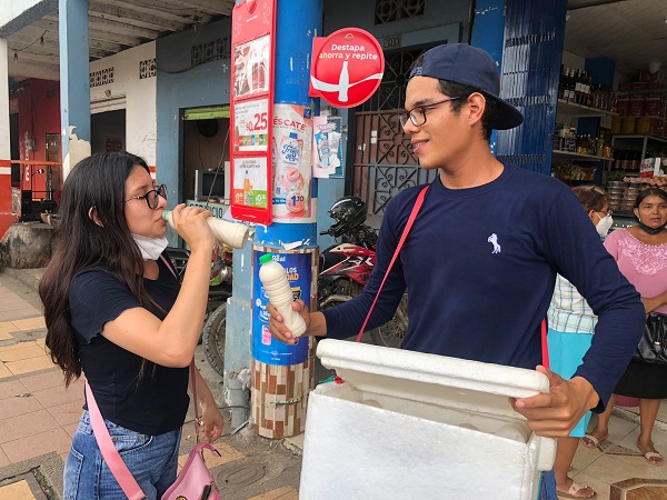 Mocache está lleno de jóvenes emprendedores como Aarón Terán con su chicha de arroz