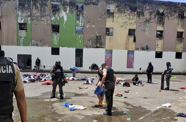 Tras la masacre uniformados hallan armas y granadas en la cárcel de Santo Domingo