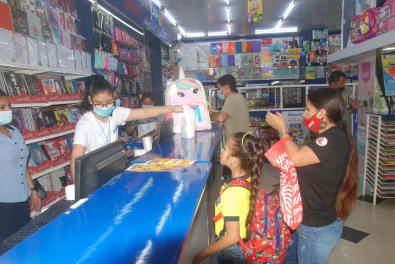 Quevedo: Librerías vuelven a estar repletas a pocos días de las clases presenciales