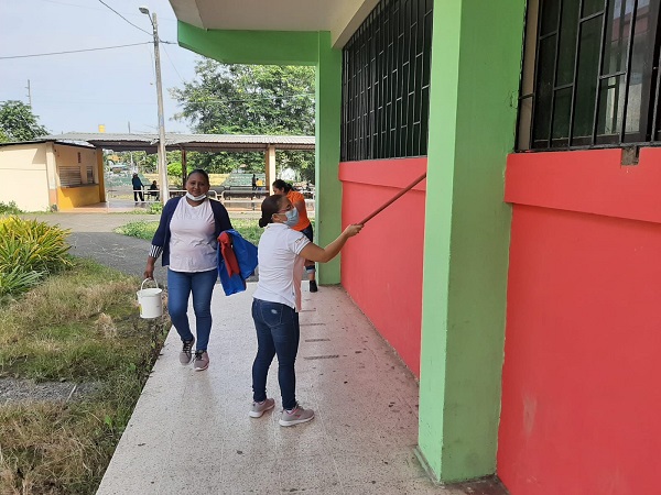 Mocache: Rectora y docentes pusieron a punto el colegio para recibir a los estudiantes