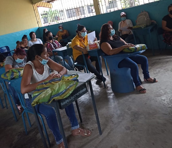 Estudiantes de la Unidad Educativa Mocache recibieron libros del Gobierno