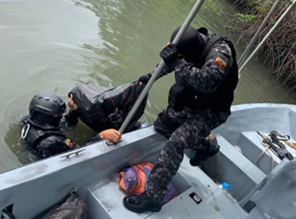 En el Golfo de Guayaquil la Policía halla paquete de cocaína valorada en 200 mil dólares