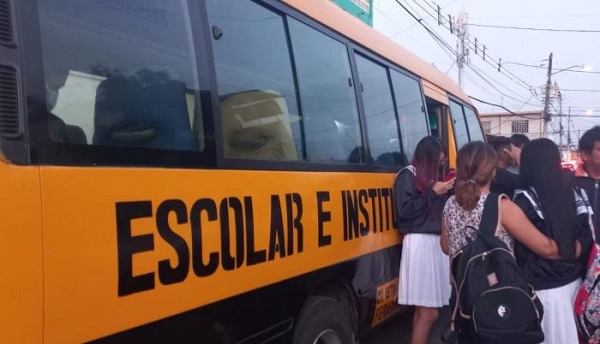 Guayaquil: Delincuente se subió a un expreso escolar para robarle a los estudiantes