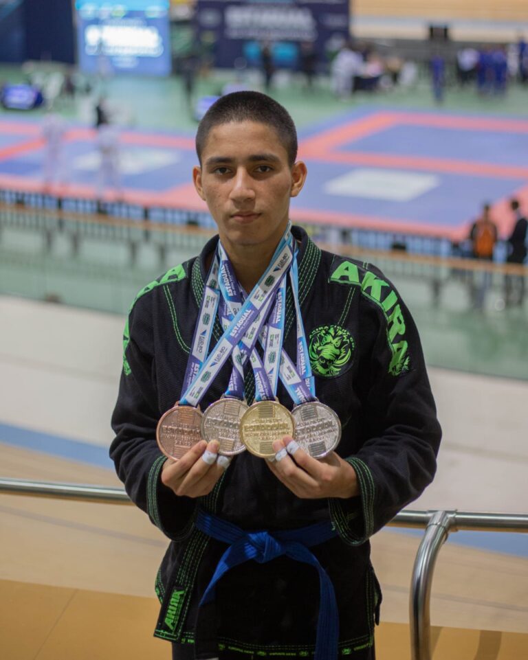 Adolescente quevedeño gana 6 medallas en campeonatos de Jiujitsu en Brasil