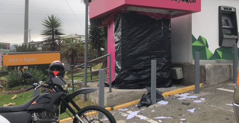 Pillos explotaron un cajero automático en Cuenca y cortaron un árbol para evitar que los siga la policía