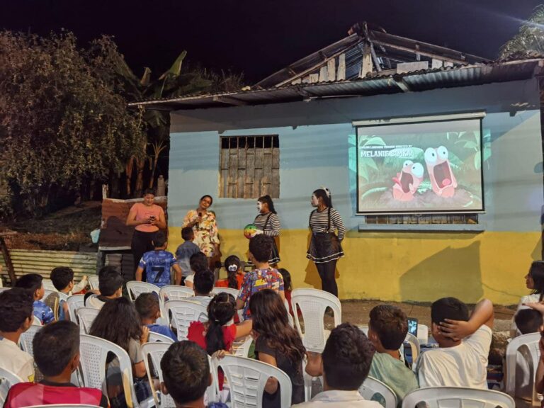 Noche de cine con niños y niñas de Mocache