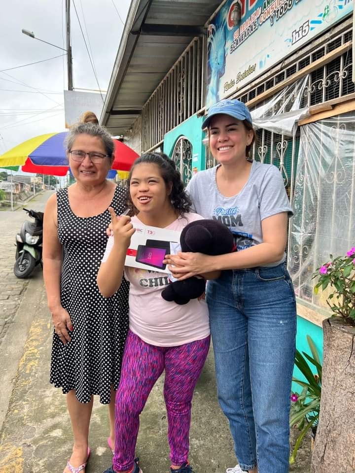 La concejala Paola Baratau entrega tablets y alimentos en sectores del cantón Quevedo