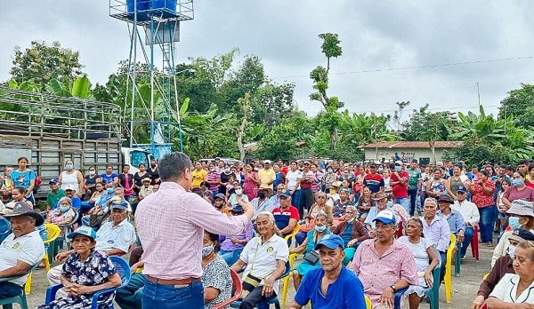 Prefectura de Los Ríos entrega kits de alimentos en Chinate