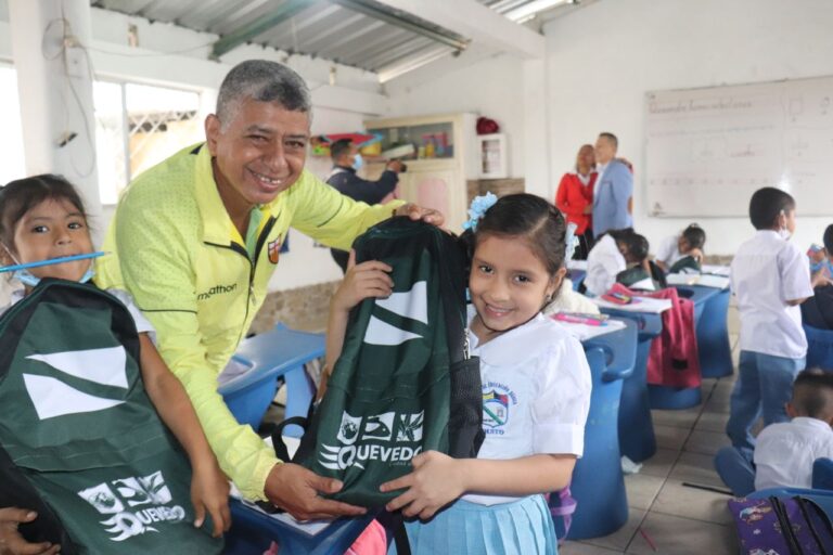 Mochilas gratis y equipadas entrega la Municipalidad de Quevedo