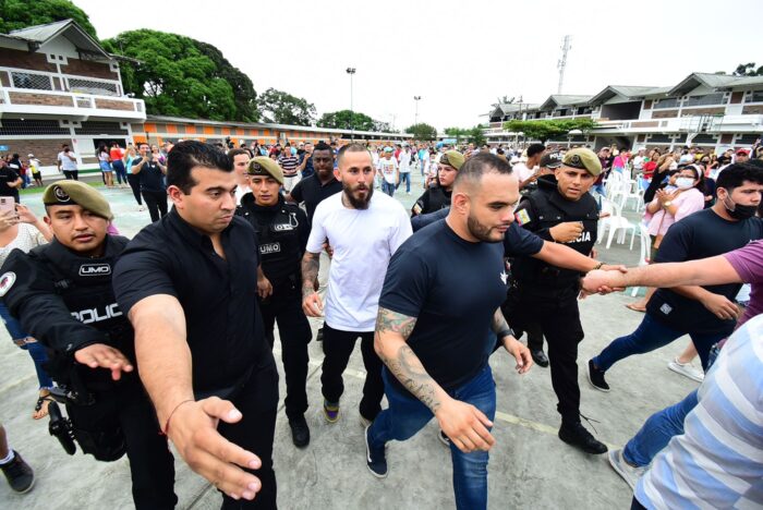 ‘Chito’ Vera peleará en agosto, sigue en carrera al título de UFC