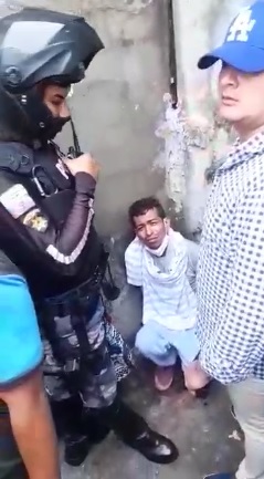 Un policía de civil detiene a un pillo que venía robando en Quevedo