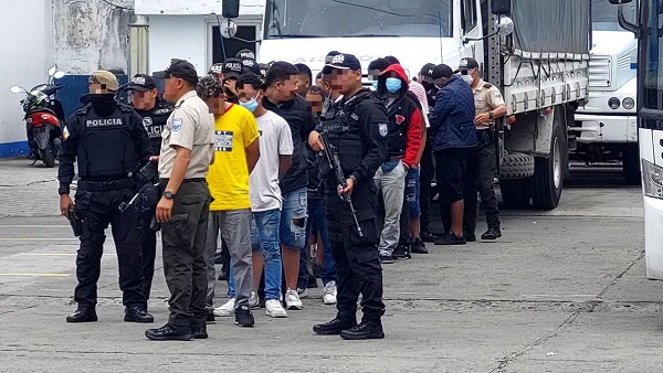 Medidas sustitutivas para 18 detenidos con armas, municiones y dinero en el parqueadero de un hospital