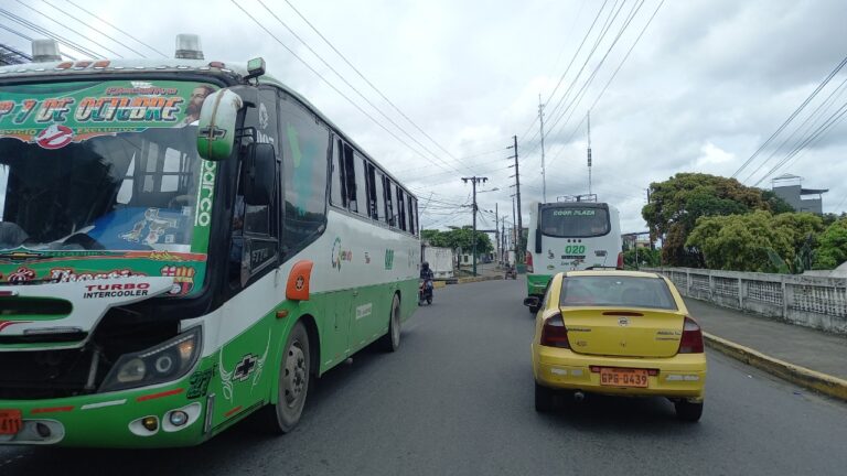 Buses de transporte urbano víctimas del hampa en Quevedo