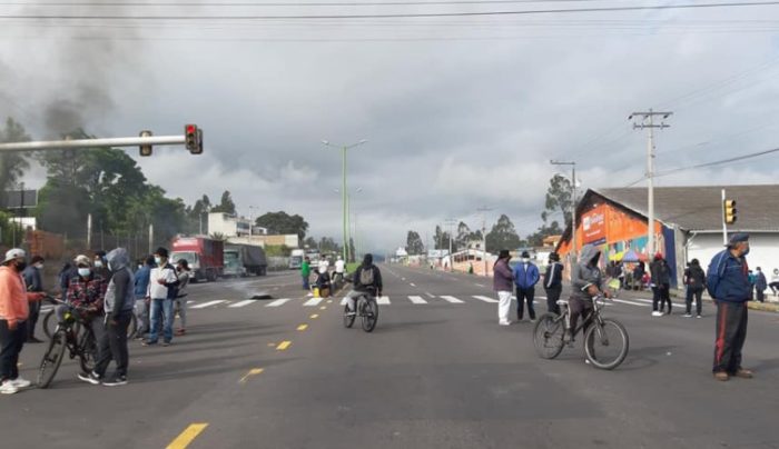 En Ecuador aún existen vías bloqueadas por manifestantes en el paro nacional