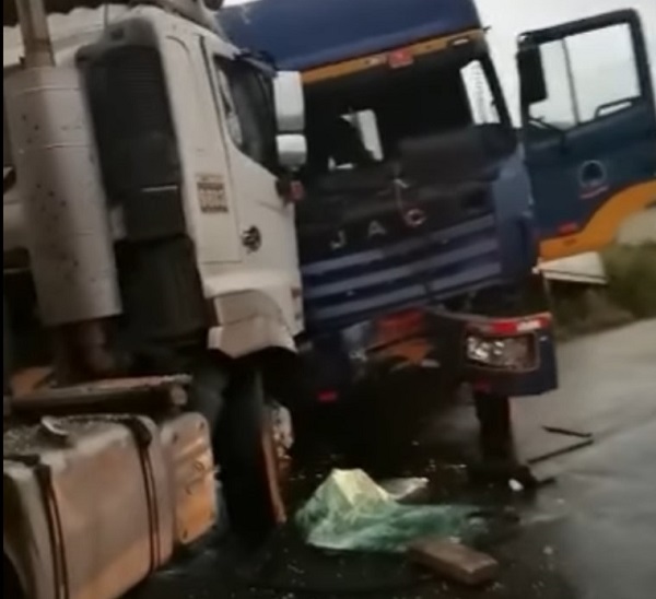 Dos trailers chocaron de frente en la temida vía E-25