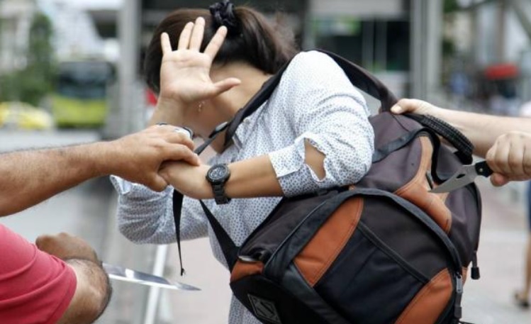 Amenazaron a un estudiante con cuchillo y le robaron el teléfono en Valencia