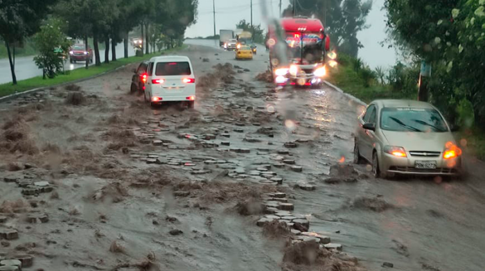 Lluvias provocan inundaciones en la avenida Simón Bolívar