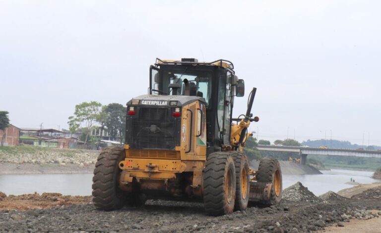 Limpieza de maleza y habilitación de vía junto al río