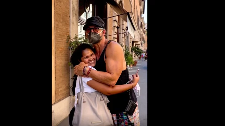 Ricardo Arjona cantó y abrazó a una ecuatoriana en Roma