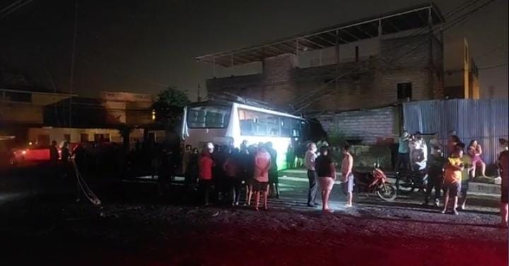 Bus se fue contra una vivienda en la Viva Alfaro, Quevedo