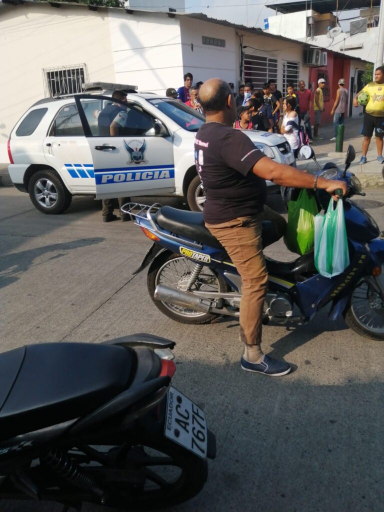 Con un cuchillo le robaron a un estudiante en Babahoyo, pero la policía los capturó cuando intentaban huir