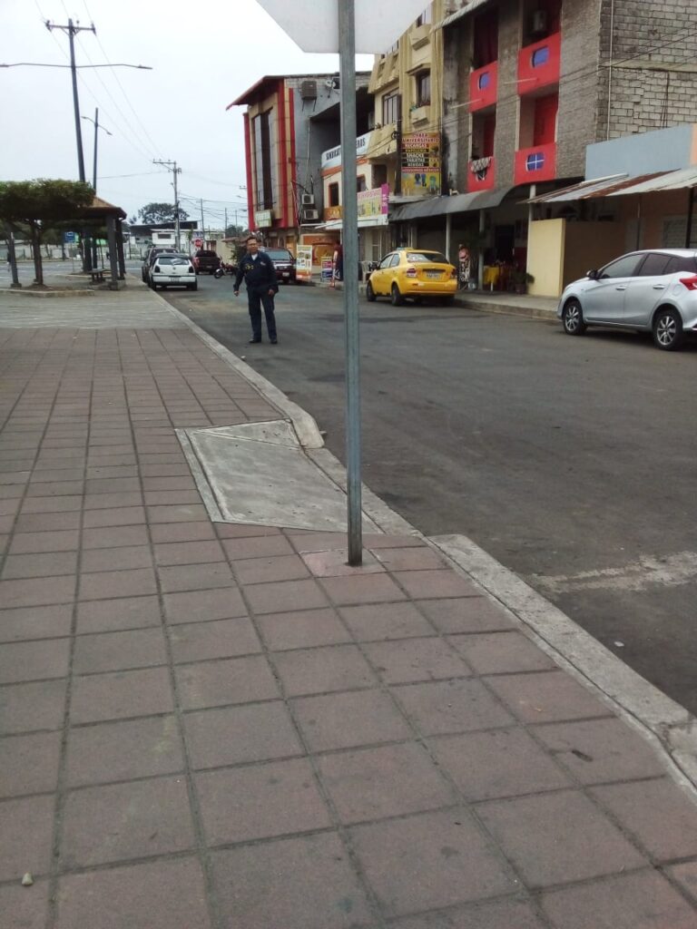 Reubican a comerciante que vendían frente a la Universidad