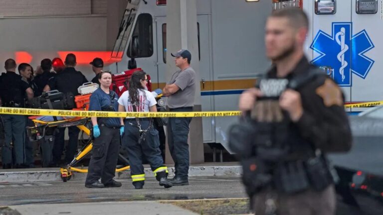 Tres muertos y dos heridos en un centro comercial en Indiana